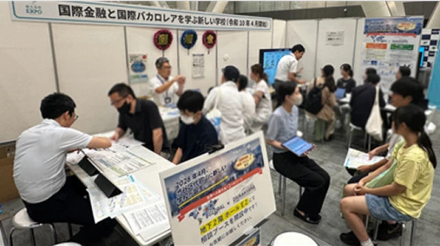 個別相談や学校紹介を行うブースの様子