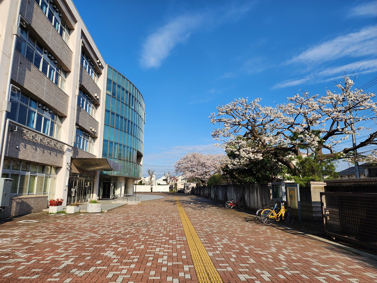 小平高等学校の外観